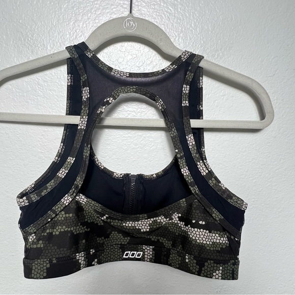 Lorna Jane Camo Front Zipper Sports Bra
Olive Green/White size S/M - Picture 2 of 7